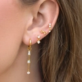 Elegantes Set aus vergoldeten Messingohrringen mit Zirkonia-Steckern und Opal-Anhängern - Quasten-Stil