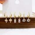 Detailansicht vergoldeter Ohrringe im Set mit Zirkonia Palmen- und Ananas-Anhängern - Kokosnussbaum Ananas Runde Stil (2801) / Gold