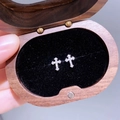 Detailansicht der glitzernden Zirkon-Kreuzohrringe in einer hochwertigen Geschenkbox - Mikro-Pave-Kreuz