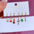Detalle del set de 6 pendientes navideños con dijes festivos y circonitas de colores - Estilo Colgante Copo de Nieve y Reno (23073107)