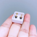 Goldene Schmetterlingsohrringe mit schwarzer Emaille und Schraubverschluss in Box - Kleiner Schmetterling