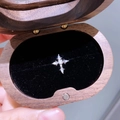 Gotischer funkelnder Zirkon-Kreuzohrring in einer hochwertigen Schmuckbox aus Walnussholz - Dornenkreuz