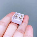 Makroaufnahme kleiner goldener Herz-Ohrstecker mit Muschel-Inlay und Schraubverschluss - Flaches Herz