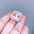 Minimalistische kleine quadratische goldene Titanstahl-Ohrstecker mit glänzender Oberfläche - Würfel