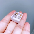 Mini Quadratische Smiley Ohrstecker in Gold und Weißem Emaille mit praktischem Schraubverschluss - Quadratisches Smiley-Zifferblatt
