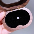 Funkelnder Zirkon-Quadrat-Ohrstecker präsentiert in einer edlen Schmuckschatulle aus Walnuss - Baguette Zirkon