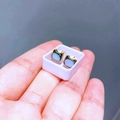 Katzenohrstecker aus Titanstahl mit Perlmutt-Inlay in einer weißen Schmuckschachtel - Perlmutt Katzenkopf Form