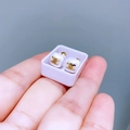 Elegante quadratische Keramik-Ohrstecker in Weiß mit goldenem Triomphe-Logo in Geschenkbox - Perle Triomphe Stil