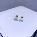 Makroaufnahme von 8mm Zirkonia-Ohrsteckern mit Cushion-Schliff und vergoldetem Titanrücken - Vergoldet Transparent Weiß