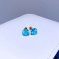 Nahaufnahme der 8 mm blauen Zirkon-Ohrringe mit vergoldeten Stiften aus Titanstahl - Vergoldet Himmelblau