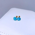 Nahaufnahme von 8mm himmelblauen Kristallohrringen auf einer weißen Schmuckschatulle - Vergoldet Himmelblau