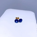 Detail von 8mm blauen Kristall-Ohrsteckern mit Gold-Schraubverschluss auf Lederbasis - Vergoldet Dunkelblau