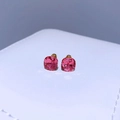 Nahaufnahme der 8 mm rosa Kristallohrringe mit vergoldeter Titanstahlbasis im Kissen-Schliff - Vergoldet Rosarot