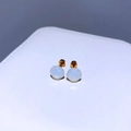 Detailansicht der 8mm Opal Kristall Ohrringe mit Gold-Schraubverschluss auf weißer Box - Gold Plated Opal White