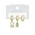 Detailansicht des 18K vergoldeten Ohrring-Sets mit Hamsa-Hand, Bär-Anhänger und Zirkon-Steinen - Bär Hamsa Hand Kombination (M24092)