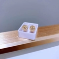 Detailaufnahme goldener Blumenohrstecker mit Kristallen in einer Präsentationsbox - Gold Weißer Zirkon