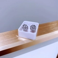 Detaillierte Nahaufnahme der kleeblattförmigen Zirkonia-Ohrstecker in einem Etui - Silber Weißer Zirkon