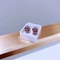 Detailaufnahme der silbernen Blumenohrringe mit roten Herzsteinen in einem Schaukasten - Silber Rot Zirkonia