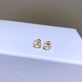 Makroaufnahme goldener Hexagon-Ohrstecker mit Zirkonia-Steinen im Mikropavé-Stil - Rundes Zirkonia-Modell