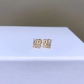 Detailansicht der goldenen Herz-Ohrstecker mit Zirkonia und Schraubverschluss - Triomphe Quadrat-Modell