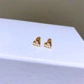 Makroaufnahme von Herz-Ohrsteckern in Gold mit rosa Zirkonia und Mikro-Pave-Details - Rosa Zirkonia Herz