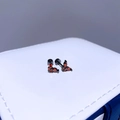 Makroaufnahme von Gunmetal-Schmetterling-Ohrsteckern mit orangen Steinen und Schraubverschluss - Roter Zirkon Schmetterling