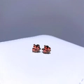 Makrofoto von schwarzen Schmetterling-Ohrsteckern mit roten und orangen Zirkonia-Steinen - Schmetterlings-Design / Roter Zirkon Ahornblatt
