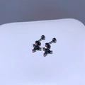 Detail eines gunmetal-farbenen Eidechsen-Ohrsteckers mit orangefarbenen Zirkonia - Gecko-Form / Roter Zirkon Kreuz