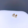Makro-Detail von Schmetterlings-Ohrsteckern in Gold mit Kristallen und Schraubverschluss - Weiße Kristallschmetterling
