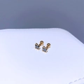 Nahaufnahme der Schmetterling-Ohrringe in Gold mit Schraubverschluss und dunkler Emaille - Schwarze Kristallschmetterling