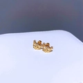 Nahaufnahme goldener Ohrstecker in Maskenform aus 316L Edelstahl mit Zirkonia - Maskenstil