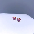 Nahaufnahme von Titanstahl Schmetterling Ohrsteckern mit bunten Kristallsteinen - Farbverlauf Strass Schmetterlingsstil / Verlauf Schmetterling