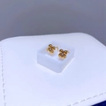 Detail der Kleeblatt-Ohrstecker aus vergoldetem Chirurgenstahl mit zentralem Zirkonia-Stein - Perlblumen-Stil / Gold