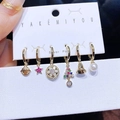 Set de 6 pendientes navideños dorados con colgantes festivos y postes de plata - Estilo Colgante Campana y Perla (0306)