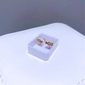Goldene Schleifen-Ohrstecker mit Solitär-Diamant und Kugelverschluss aus Titanstahl - Einzelzirkonia Schleifen-Stil / Gold