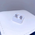 Makroaufnahme von rundem Zirkonia-Ohrring mit Vier-Krallen-Fassung in Goldoptik - Runder Zirkonia-Stil / Klarweißes Runder Zirkonia