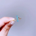 Makro-Detail des Goldrings mit fünf vertikal gesetzten runden Türkissteinen auf dem Band - Fünf Himmelblaue Türkise (L91R3742)