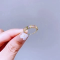 Nahaufnahme eines goldenen Rings mit bunten Zirkonia im Marquise-Schliff und Krallenfassung - Mehrfarbiger Marquise Zirkonia (L54R4270)