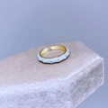 Dettaglio macro dell'anello in smalto azzurro con stelle dorate su velluto champagne - Stile Stella Dorata in Smalto Blu Chiaro (I47 Blu)