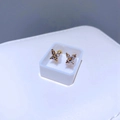 Makroaufnahme goldener Schmetterlings-Ohrstecker mit funkelnden Zirkonia-Steinen - Zirconia Mini Butterfly