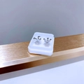 Nahaufnahme glänzender Schmetterlings-Ohrstecker aus Silbermetall mit funkelnden Zirkonia - Platin-Schmetterling