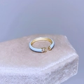 Dettaglio anello smaltato azzurro con tre zirconi rettangolari a taglio baguette - Stile Zircone Rettangolare Gradinato Smalto Blu Chiaro (I93)