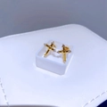 Exquisite goldene Titanstahl-Kreuzohrstecker mit Mikrozirkon-Besatz und Schraubverschluss - Zirkonkreuz Aus Gold