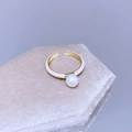 Dettaglio macro di un anello dorato regolabile con smalto bianco e una perla lucida - Stile perla artificiale in smalto bianco (I43白色)