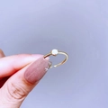 Detailansicht eines vergoldeten verstellbaren Rings mit einem runden weißen Opalstein - Weiße Opal Vier Krallen (L39R2664)