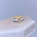 Dettaglio anello aperto placcato oro con finitura azzurra e gemma chiara rettangolare - Stile zircone rettangolare in smalto blu chiaro (I51蓝色)