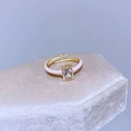 Dettaglio anello dorato regolabile con finitura rosa e zircone rettangolare su velluto - Stile zircone rettangolare in smalto rosa (I50粉色)