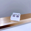 Detailansicht der hohlen Schmetterling-Ohrstecker mit lila Zirkonia-Steinen - Silber Lila Zirkonia Schmetterling