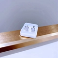 Detailansicht der luxuriösen Zirkonia-Ohrstecker mit Vier-Krallen-Fassung auf Display - Platin Weißer Zirkon