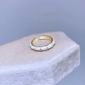 Dettaglio macro di anello a stella placcato oro con smalto bianco su scatola velluto - Design Stella Dorata in Smalto Bianco (I48 Bianco)